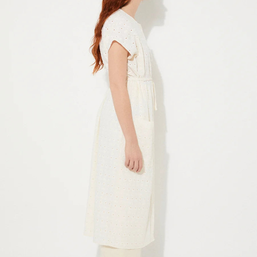 Witte broderie jurk van Rita Row, zijaanzicht.