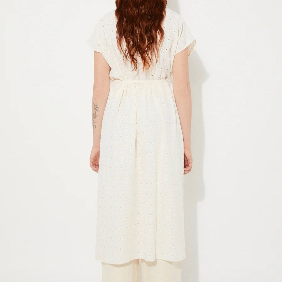 Witte broderie jurk van Rita Row, achterkant.