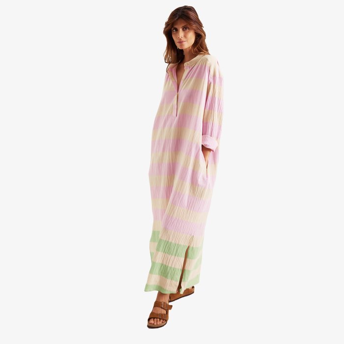 Gestreepte kaftan jurk in groen, roze en creme wit van dunne, luchtige biokatoen.